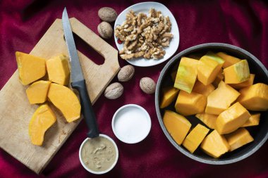 Kabak tatlisi adı verilen geleneksel Türk balkabağı tatlısını pişirmek için malzemeler hazırlıyorum.