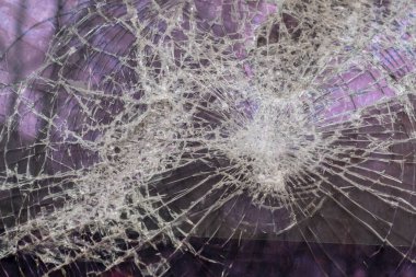 Mor arkaplanda büyük kırık bir ekran