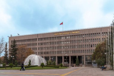 Ankara / Türkiye-01 Aralık 2018: Bulutlu bir günde Sihhiye Mahallesi 'ndeki Ankara Adliyesi (Adalet Sarayı)