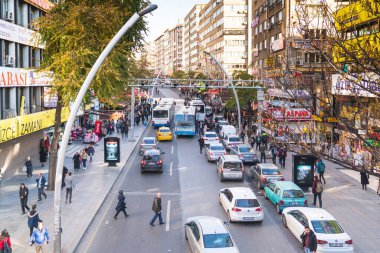 Ankara / Türkiye-24 Kasım 2018: Meşgul bir günde Mesrutiyet Caddesi ve çevredeki insanlar ve arabalar.