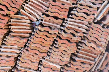 Türkiye 'nin orta kesimindeki eski konutun yenilenmesi sonrasında kırmızı kil kiremit döşemeye kondu, doku