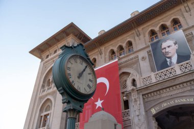 Ankara / Türkiye-29 Ekim 2018: Türkiye 'nin en eski bankalarından biri olan Ulus' taki Ziraat Bankasının yanındaki eski sokak saati, 29 Ekim 'de Türkiye' de cumhuriyet günü nedeniyle binaya Türk bayrağı dikti
