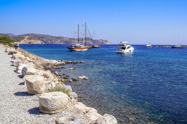 Knidos Ancint Şehri, Mugla, Türkiye - 08 Ağustos 2018: Antik Knidos Körfezi, Datca Yarımadası 'ndaki tekneler