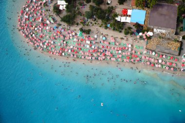 Fethiye, Mugla / Türkiye - 19 Ağustos 2018: Oludeniz 'deki Mavi Göl' ün inanılmaz hava manzarası