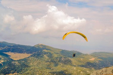 Fethiye, Mugla / Türkiye - 19 Ağustos 2018: Babadag 'a atladıktan hemen sonra paraglider uçuyor