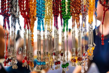 İstanbul, Türkiye 'de bir sokak dükkanında asılı kek ve boncuk manzarası