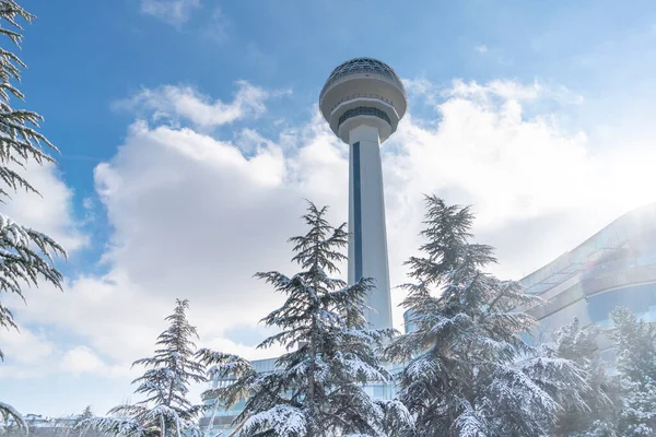 Ancara Turquia Dezembro 2018 Torre Atakule Inverno Árvores Sob Neve — Fotografia de Stock