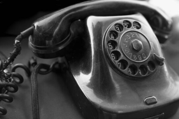 Старый старинный старинный черный телефон с роторным диском