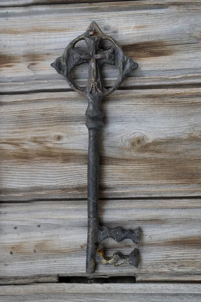 Антикварный Ключ Фигуркой Креста Старинном Дереве — стоковое фото