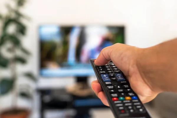 Televizyon izlemek ve uzaktan kumanda kullanmak.