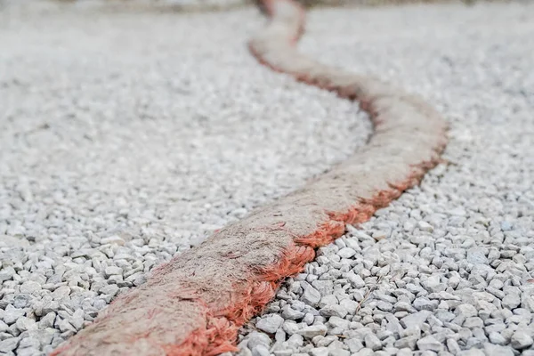 砂利道の速度バンプとしてロープ — ストック写真
