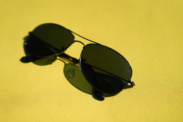 Mannen Zonnebril Gele Achtergrond — Stockfoto