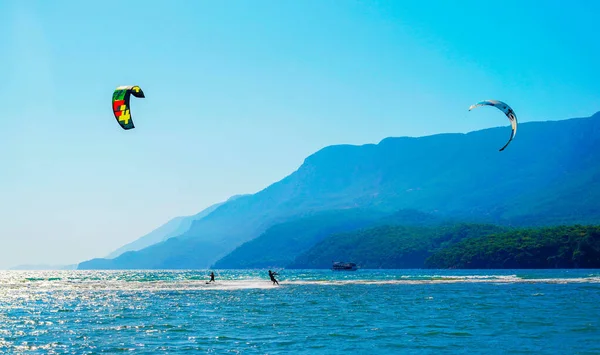 Akyaka Mugla Türkei August 2018 Zwei Surfer Genießen Das Kitesurfen — Stockfoto
