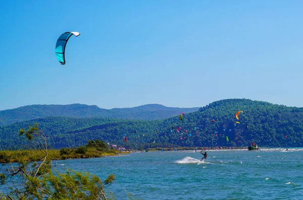 Akyaka Mugla Türkei August 2018 Viele Surfer Genießen Das Kitesurfen — Stockfoto