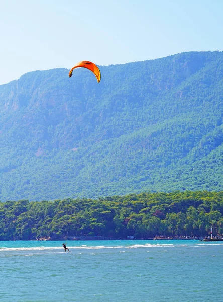 Akyaka Mugla Türkei August 2018 Eine Surferin Genießt Das Kitesurfen — Stockfoto