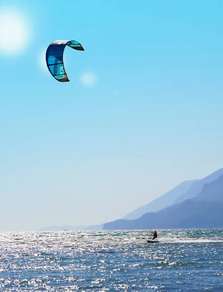 Akyaka Mugla Turcja Sierpnia 2018 Surfer Korzystający Kitesurfingu Plaży Gdzie — Zdjęcie stockowe