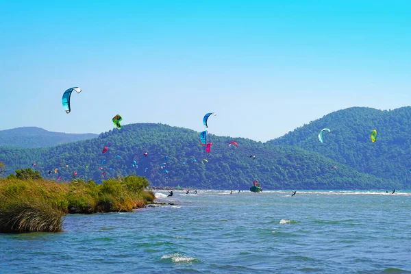 Akyaka Mugla Türkei August 2018 Viele Surfer Genießen Das Kitesurfen — Stockfoto