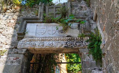 Amasra Kalesi 'ndeki Ceneviz dönemine ait amblem boşaltımları.