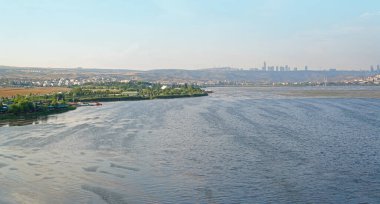 Golbasi kenti ile Mogan Gölü ve arkada da Kankaya Gölü, Ankara ve Türkiye