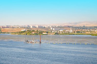 Nehir / Göl temizleme makinesi / tekne / gemi Mogan, Ankara, Türkiye 'de yüzen çöpleri ve çamuru topluyor