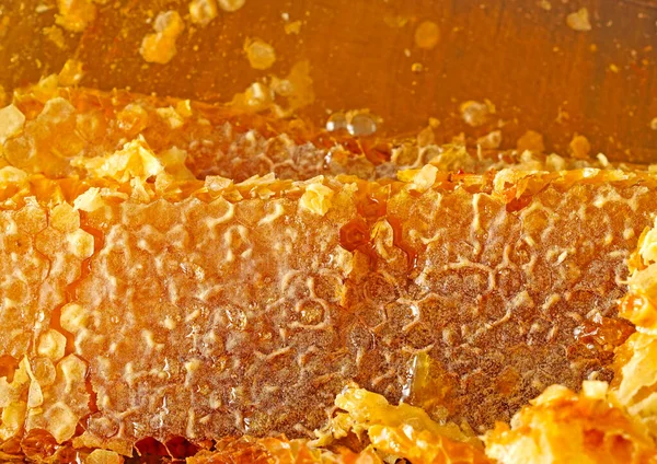 美味的蜂蜜和碗内的六角蜂窝 — 图库照片#