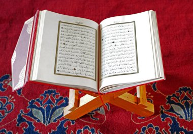 Ankara / Türkiye - 2 Haziran 2018: Kocatepe Camii 'ndeki kırmızı halıda Kur' an-ı Kerim ve tespih