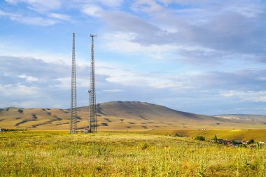 Türkiye 'de bulutlu bir arka planı olan iki cep telefonu baz istasyonu. Cep telefonu kullanıcıları için rekabet.