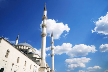 Ankara 'da Kocatepe Camii' nin mavi gökyüzü arkaplanı