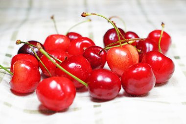 Tatlı kiraz meyveleri soyutlanmış