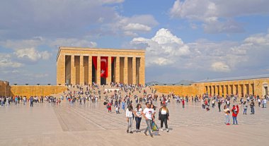 Ankara / Türkiye - 19 Mayıs 2018: Anitkabir 'de insanlar 19 Mayıs' ta Atatürk, Gençlik ve Spor Günü 'nü kutladılar, Mustafa Kemal Atatürk anıtı