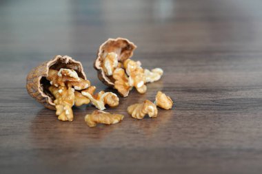 Koyu ceviz masasında ceviz kabuklu çekirdek.