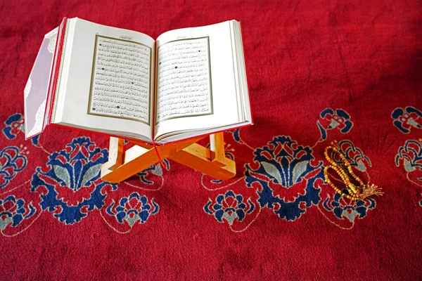 安卡拉 土耳其 2018年6月2日 在科卡特佩清真寺的红地毯上站着 古兰经 和祈祷珠子 — 图库照片