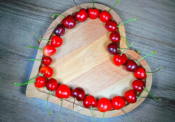 Süße Kirschbeeren Herzförmiger Holzschale Hintereinander — Stockfoto