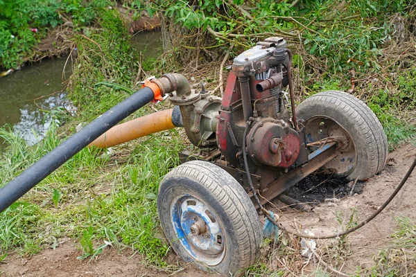 Pompası Dizel Motor Suyu Dereden Alana Aktarır — Stok fotoğraf