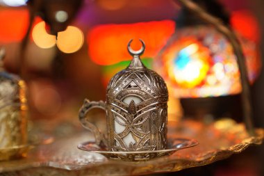 Parlak arkaplana kurulmuş bakır kaplı Türk kahve fincanı