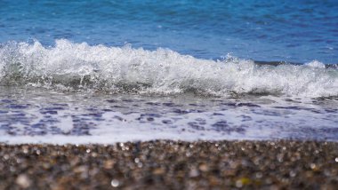 Kıyı denizinin seçici odak noktası, okyanusun köpükle vurduğu dalgalar.