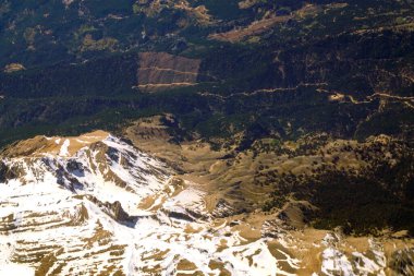 Karla kaplı boğa dağlarının hindi içerisindeki hava manzarası