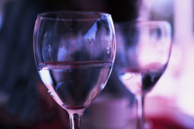 Kırmızımsı arka planda iki bardak su