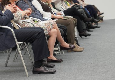 İş adamlarının elleri ve bacakları konferansta.