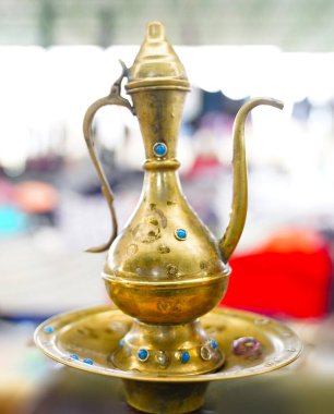 Doğulu sürahi boncuklarla süslenmiş.