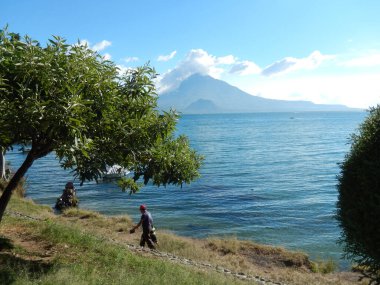Atitlan Gölü, Guatemala 'da kimliği belirsiz bir adam yürüyor.