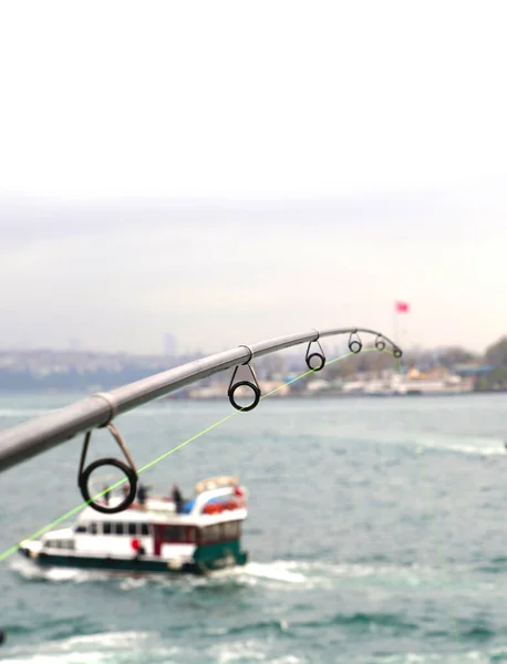 Angeln Auf Der Galata Brücke Und Blick Auf Istanbul Hintergrund — Stockfoto