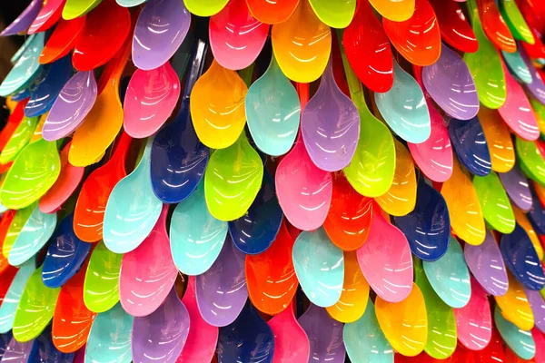 Colorido Colheres Plástico Uma Fileira — Fotografia de Stock