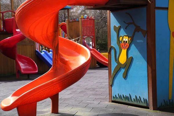 Niños Rojos Deslizan Parque Infantil — Foto de Stock