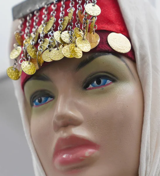 Figurína Tureckém Tradičním Oblečení Šátkem Zlatými Mincemi Hlavě — Stock fotografie