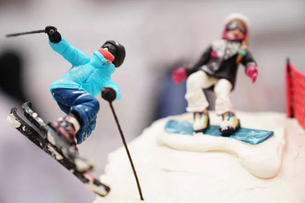 Выборочный Фокус Праздничного Торта Котором Лыжные Пары Катаются Горных Лыжах — стоковое фото