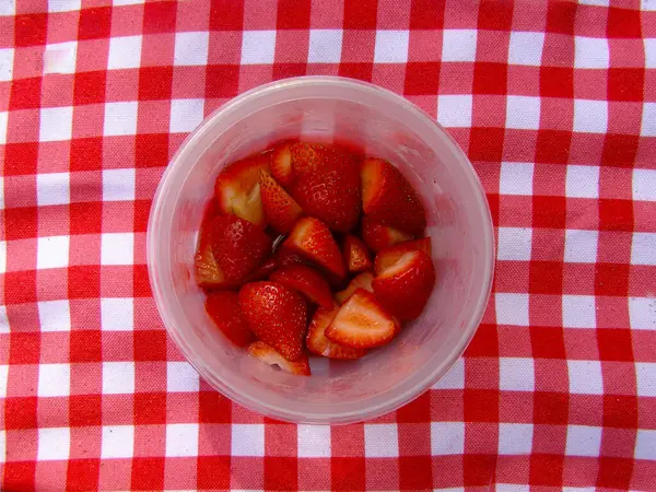 Delicious Strawberries Plastic Plate Red White Checkered Fabric Picnic — Stock Photo, Image