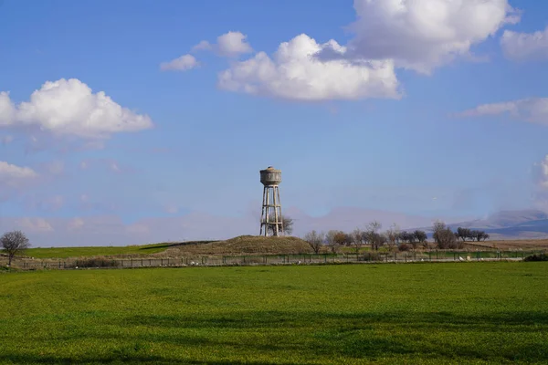 緑の穀物畑のセメント水貯蔵タンク — ストック写真