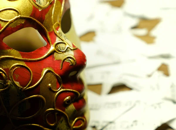 Noten Auf Goldener Und Roter Karnevalsmaske Und Zerrissene Notenblätter Hintergrund — Stockfoto