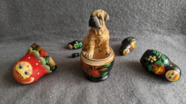 Lado Frente Cachorro Brinquedo Colocado Fundo Uma Boneca Matryoshka Aberta — Fotografia de Stock